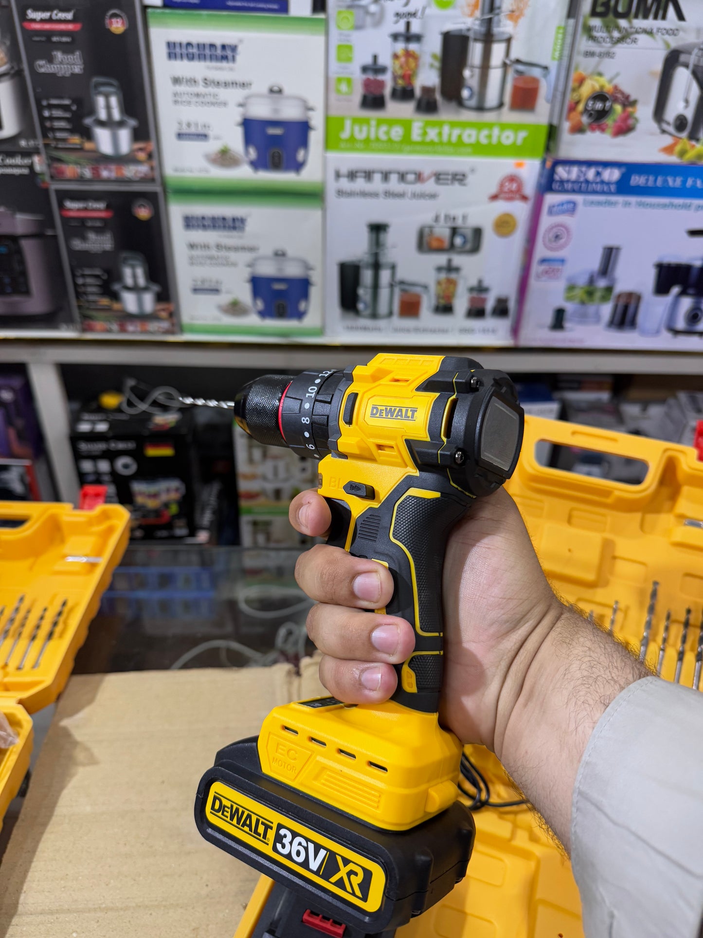Dewalt Brushless 36 V drill machine high Quality. With 2 Battry