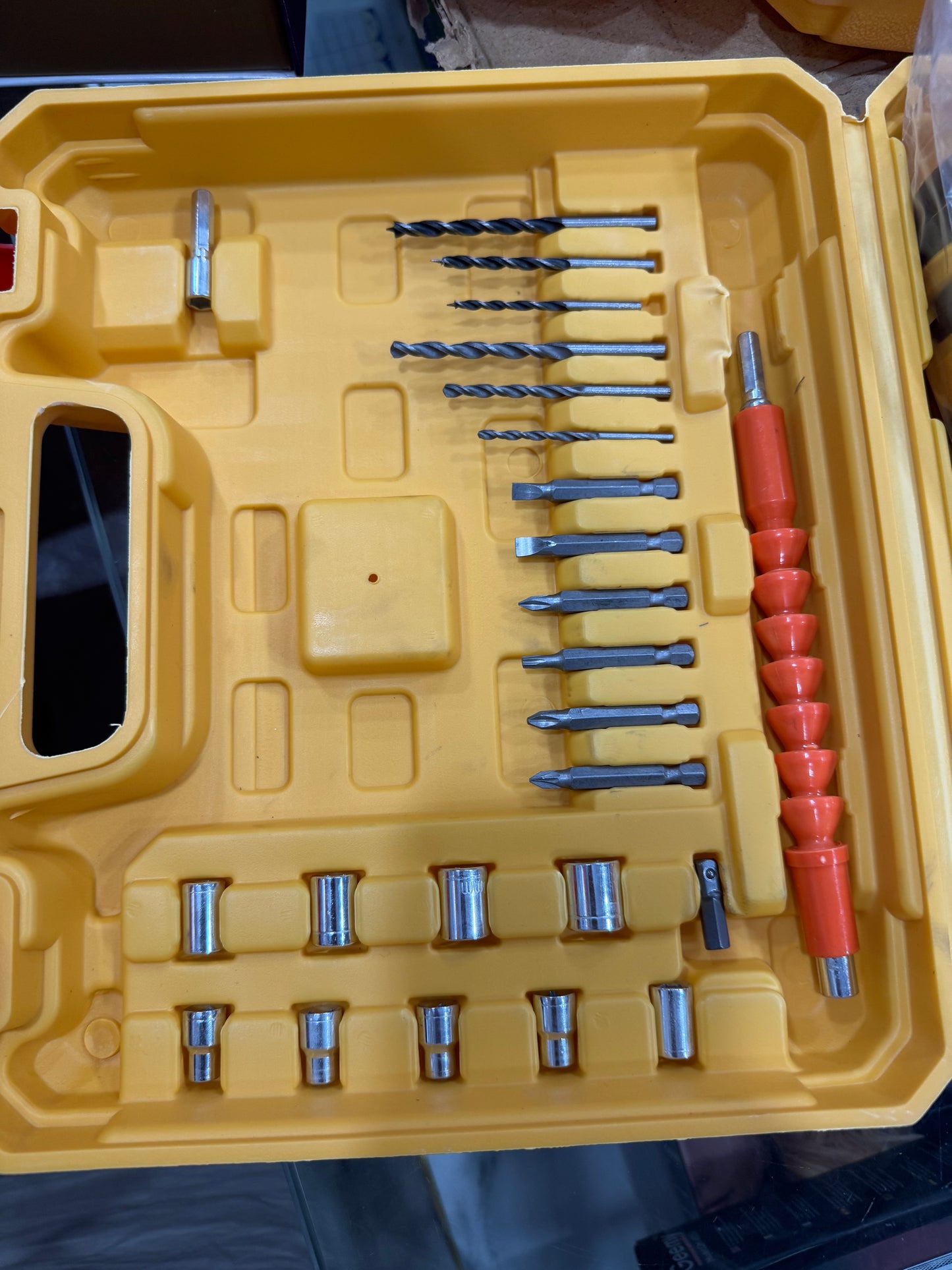 Dewalt Brushless 36 V drill machine high Quality. With 2 Battry