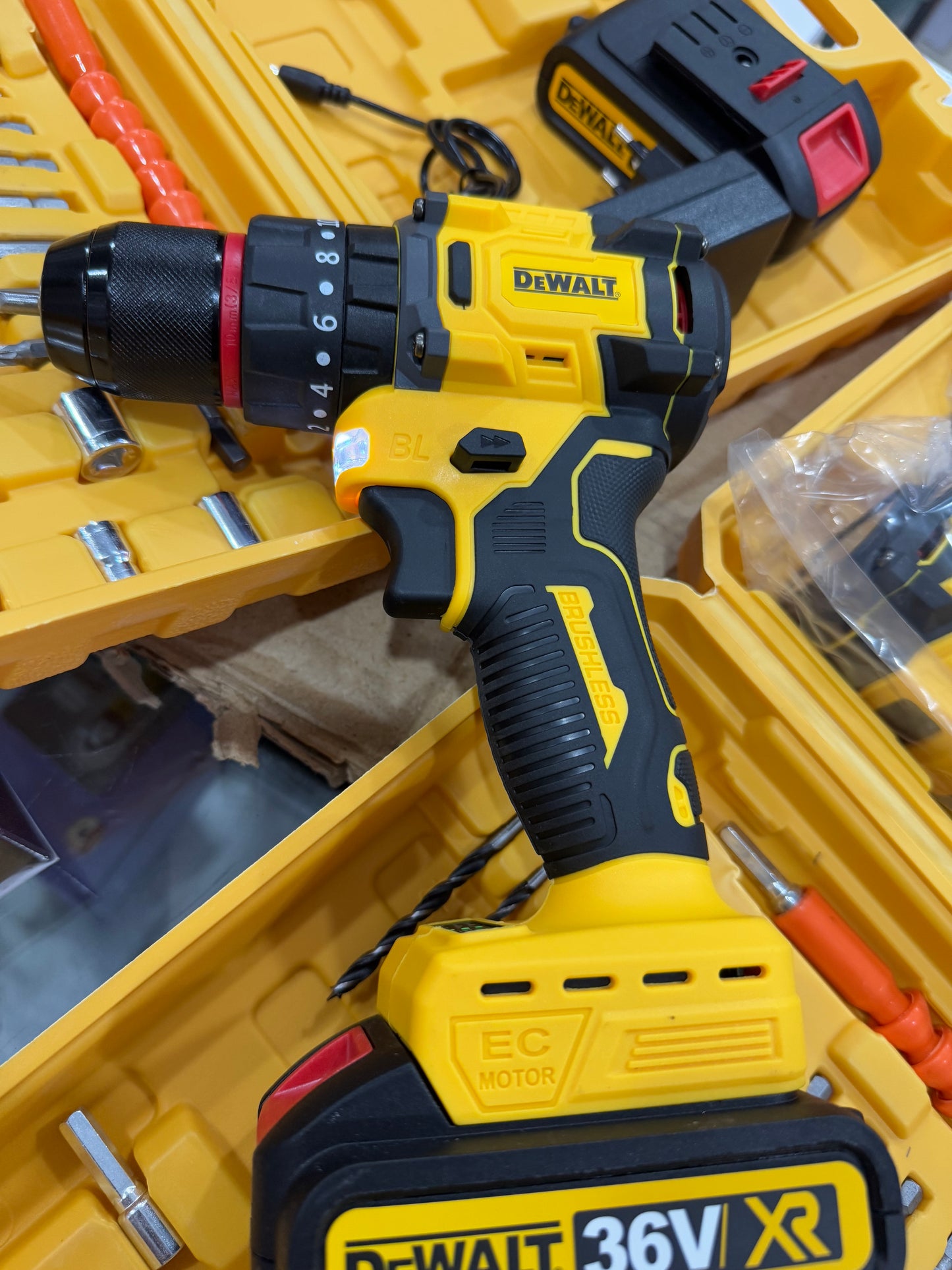 Dewalt Brushless 36 V drill machine high Quality. With 2 Battry