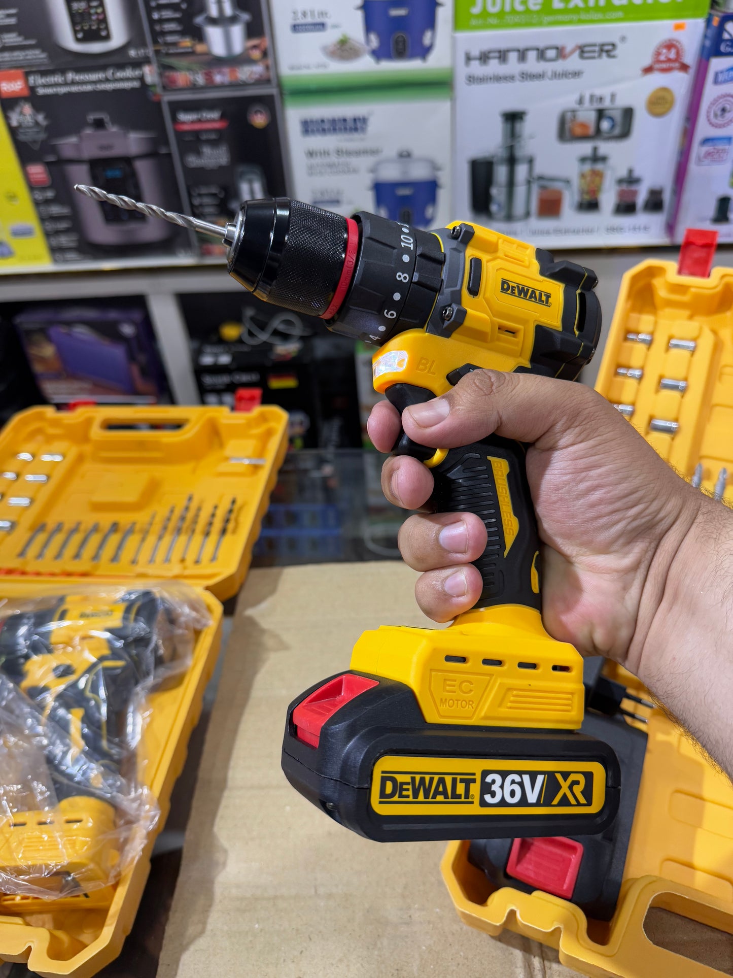 Dewalt Brushless 36 V drill machine high Quality. With 2 Battry