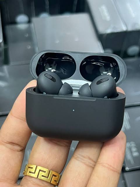 AirPods Pro 2: Experience the Ultimate in Sound and Style with Black Elegance Apple Lot